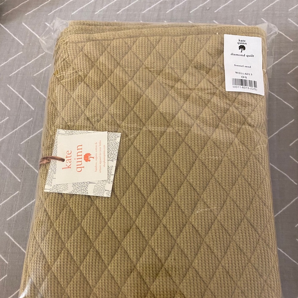 NIB Kate Quinn thermal quilt